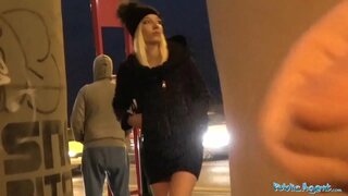 Agent Public Amatori blonde având outdoor sex pentru bani