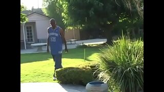 Ebony MILF får nher kusser boret af fedt black cock bære ved poolen