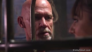 ���ुन्या मास्टर fucks हॉट दाट तपकिरी रंगाचे केस गुलाम लंड घाश्यापर्यंत टाकणे पर्यंत bangs तिच्या पुच्ची मध्ये दोरी गुलामी