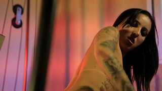 Catra pārliecina viņas treneris, lai padarītu treniņu nedaudz vairāk silts