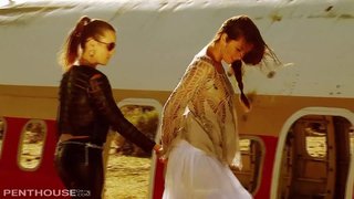 Lesbian sao Allie và Jenna 69 và mê-xi-trong sa Mạc.