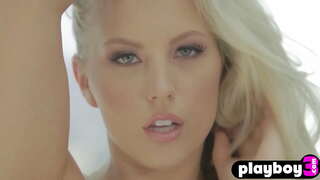 Καυτό λεσβιακό έδειξε την τέλεια μεγάλα βυζιά