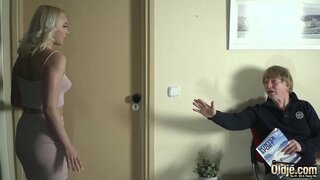 Old man trænger varm tærte og planer med hendes bløde brystvorter