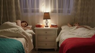 Dục nhẹ nhàng vui giữa một cô gái tóc đỏ và một cô gái tóc vàng