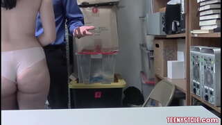 Harrigarria amilotxak eta zoragarriak ipurdian brunette teen lortzen fucked bulegoan hondatuta cop