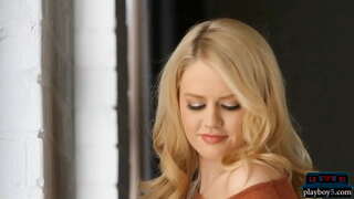 Cíocha móra agus bhabhta asal blonde MILF babe léiríonn as a comhlacht te