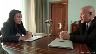 Elder os ceann Davis Mark bends over deasg sexy big tits brunette luchd-obrach Ashli a ' bhuidheann agus le big cock not aice pussy bho air cùl an ròp bondage