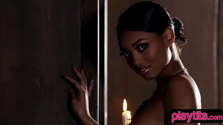 Сексуалды қыз құмарлықпен мастурбация жасайды