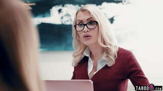 Jèn timoun stepdaughters te gen kèk pwoblèm nan travay avè l ' MILF bòs nan travay