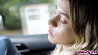 Khloe surrenders aus Gias leidenschaftlich berührt, als Sie gefangen in der Hitze des Augenblicks,